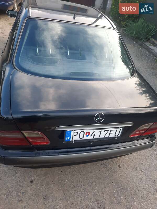 Седан Mercedes-Benz E-Class 2002 в Иршаве