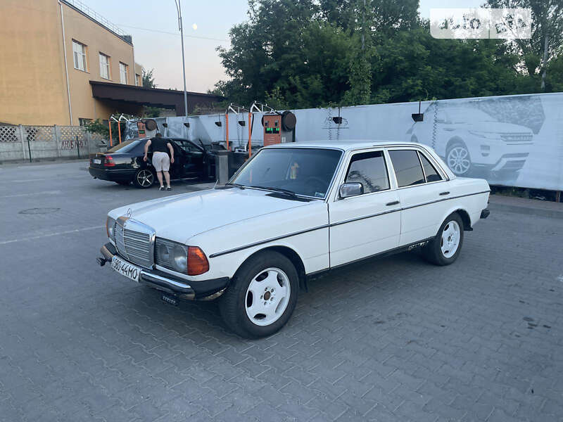 Седан Mercedes-Benz E-Class 1980 в Чернівцях