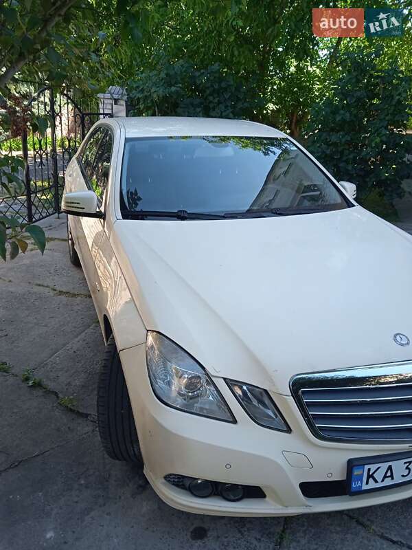 Седан Mercedes-Benz E-Class 2010 в Киеве