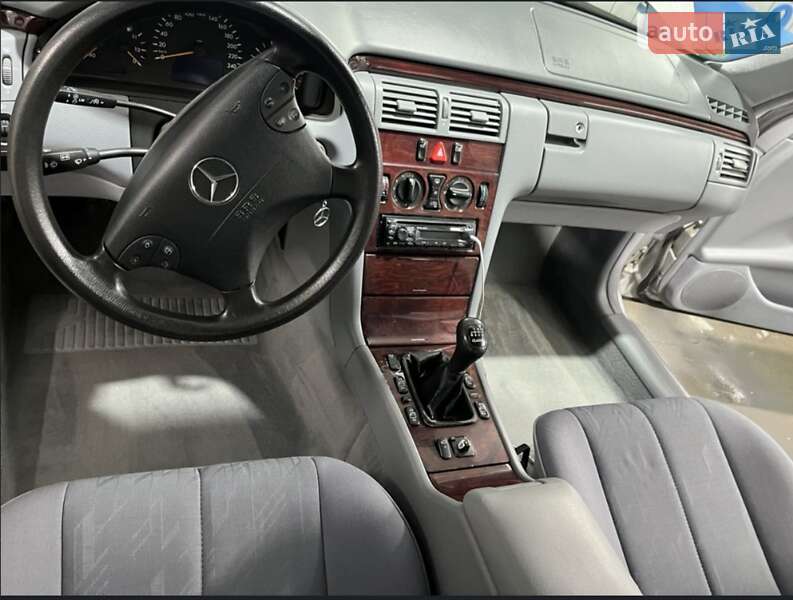 Седан Mercedes-Benz E-Class 2000 в Черновцах