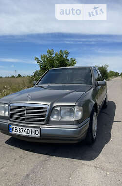 Седан Mercedes-Benz E-Class 1993 в Баре