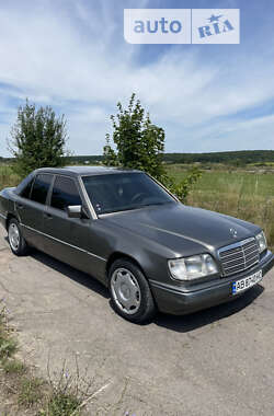 Седан Mercedes-Benz E-Class 1993 в Баре