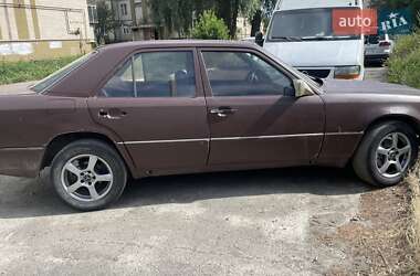 Седан Mercedes-Benz E-Class 1992 в 