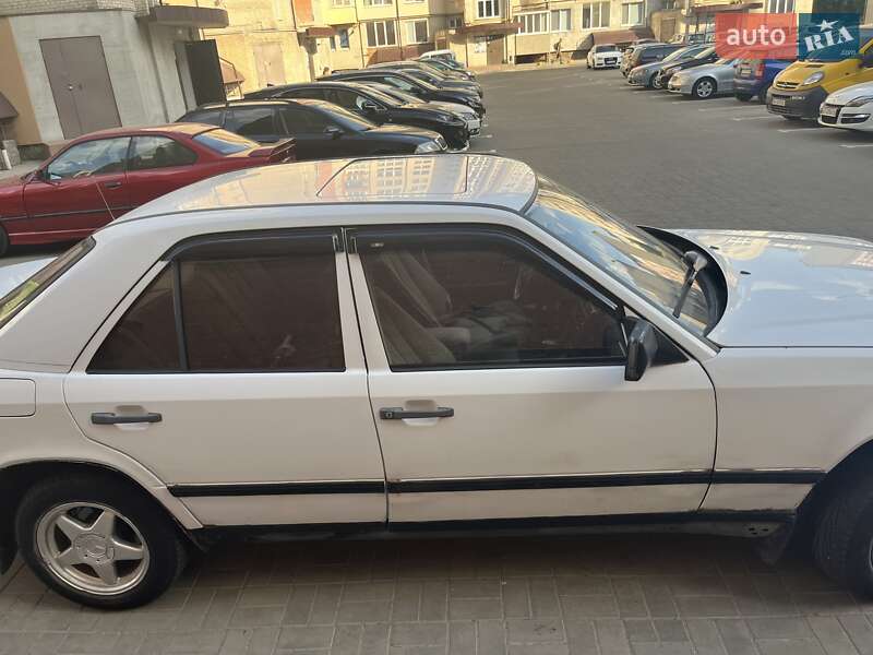 Седан Mercedes-Benz E-Class 1986 в Луцке