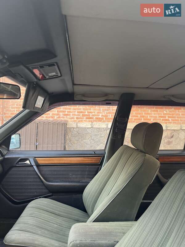 Седан Mercedes-Benz E-Class 1986 в Луцке