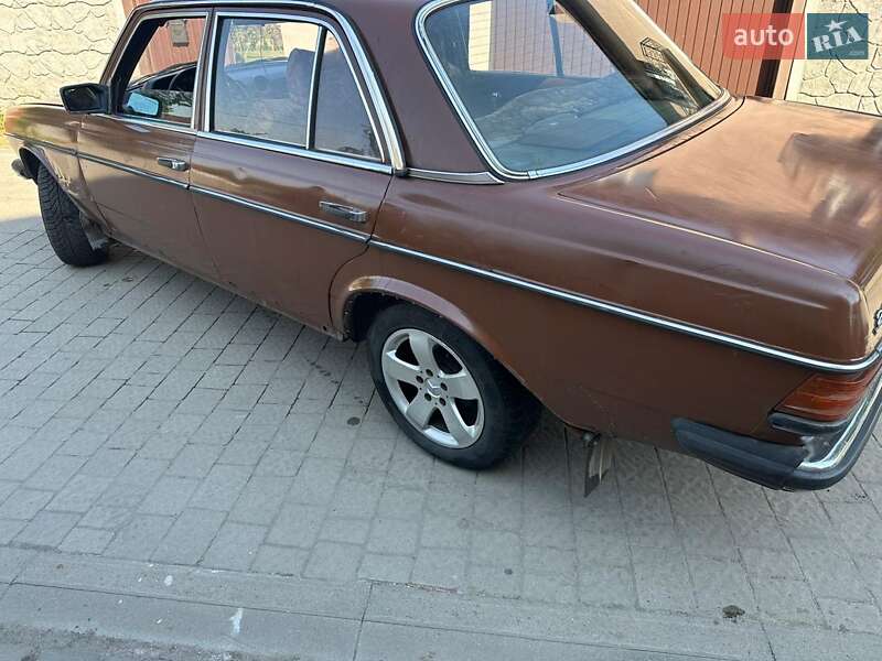 Седан Mercedes-Benz E-Class 1985 в Львове