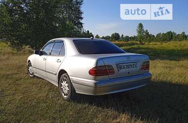 Седан Mercedes-Benz E-Class 2000 в Киеве