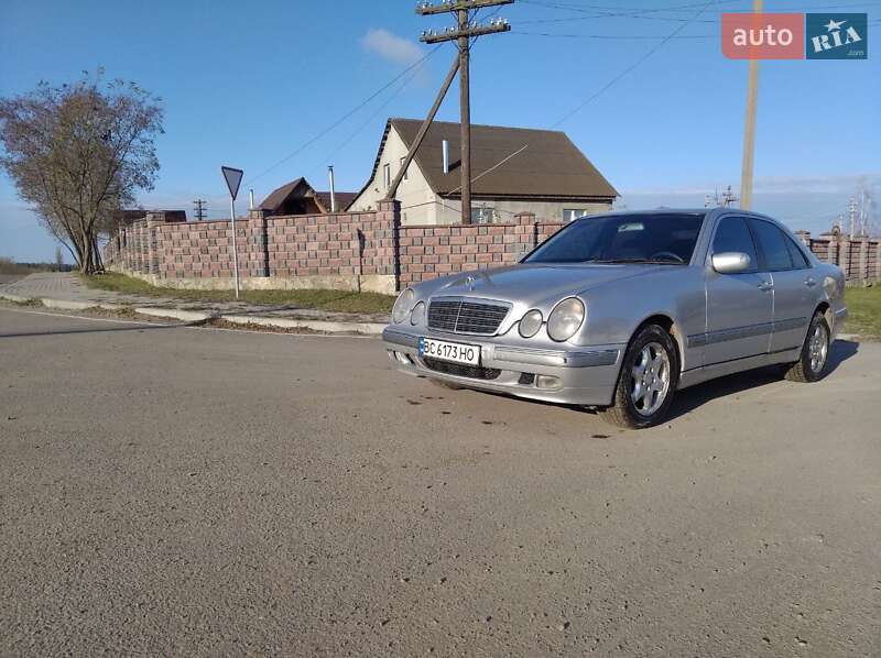 Седан Mercedes-Benz E-Class 2000 в Сарнах