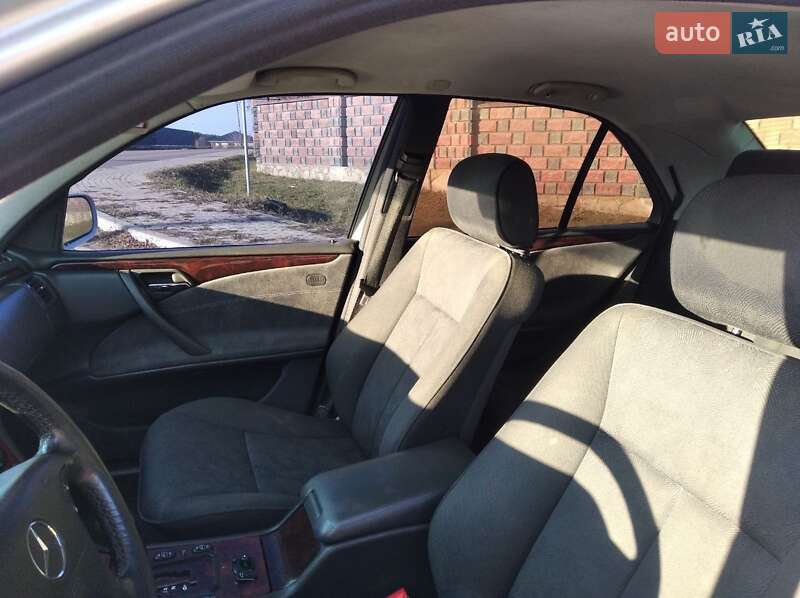 Седан Mercedes-Benz E-Class 2000 в Сарнах