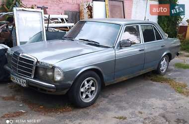 Седан Mercedes-Benz E-Class 1980 в Буче