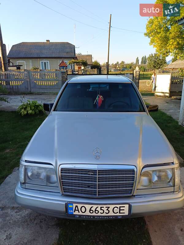 Седан Mercedes-Benz E-Class 1992 в Черновцах
