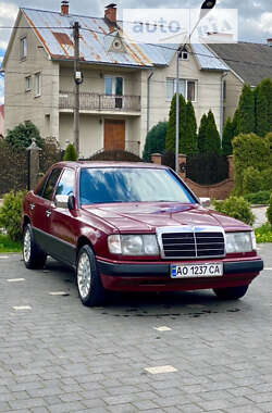 Седан Mercedes-Benz E-Class 1988 в Ужгороде