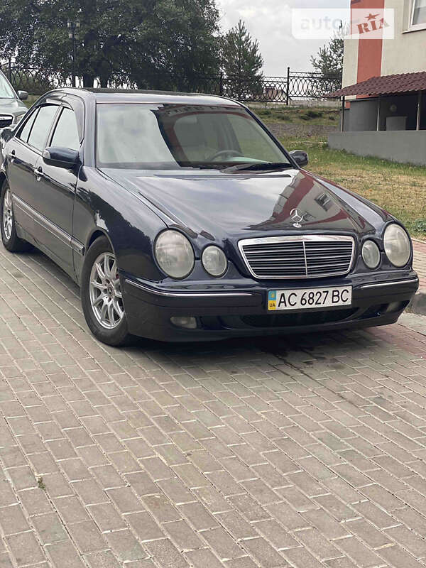 Седан Mercedes-Benz E-Class 1999 в Вараше