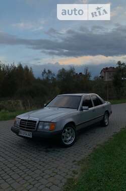 Седан Mercedes-Benz E-Class 1985 в Львові