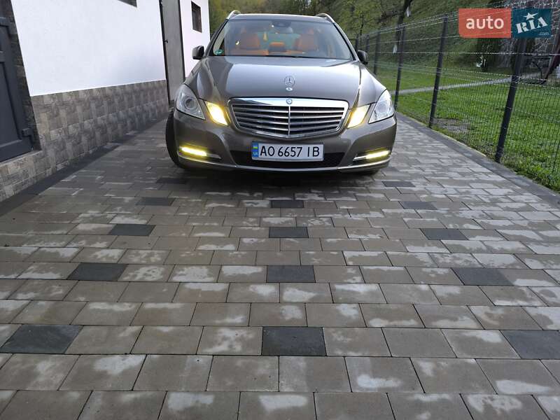 Універсал Mercedes-Benz E-Class 2012 в Сваляві