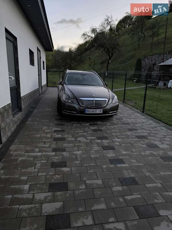 Універсал Mercedes-Benz E-Class 2012 в Сваляві