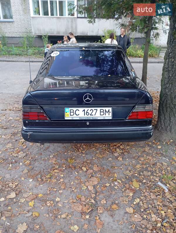Седан Mercedes-Benz E-Class 1993 в Львове