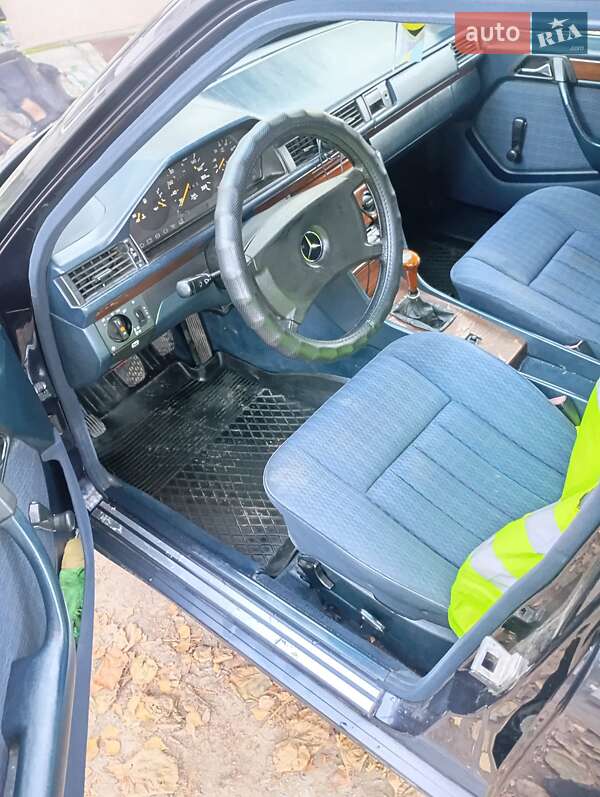 Седан Mercedes-Benz E-Class 1993 в Львове