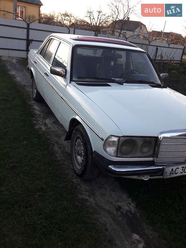 Седан Mercedes-Benz E-Class 1976 в 