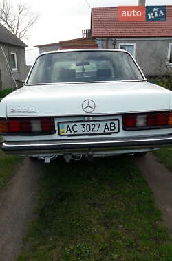 Седан Mercedes-Benz E-Class 1976 в 