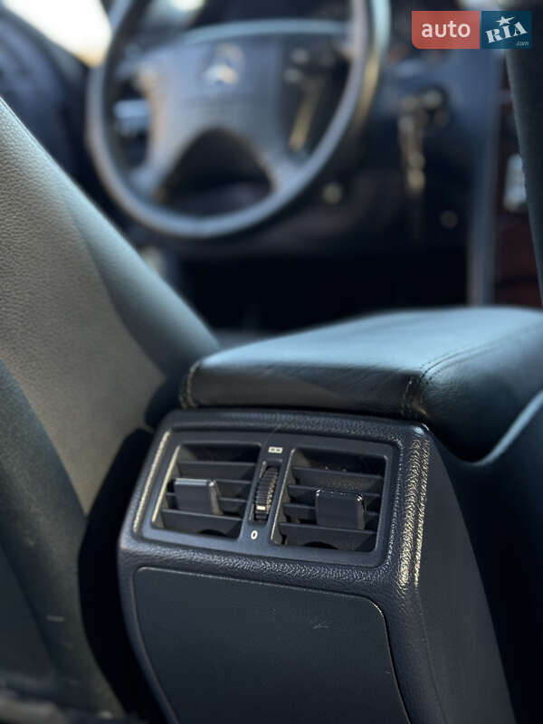 Седан Mercedes-Benz E-Class 2002 в Чернівцях