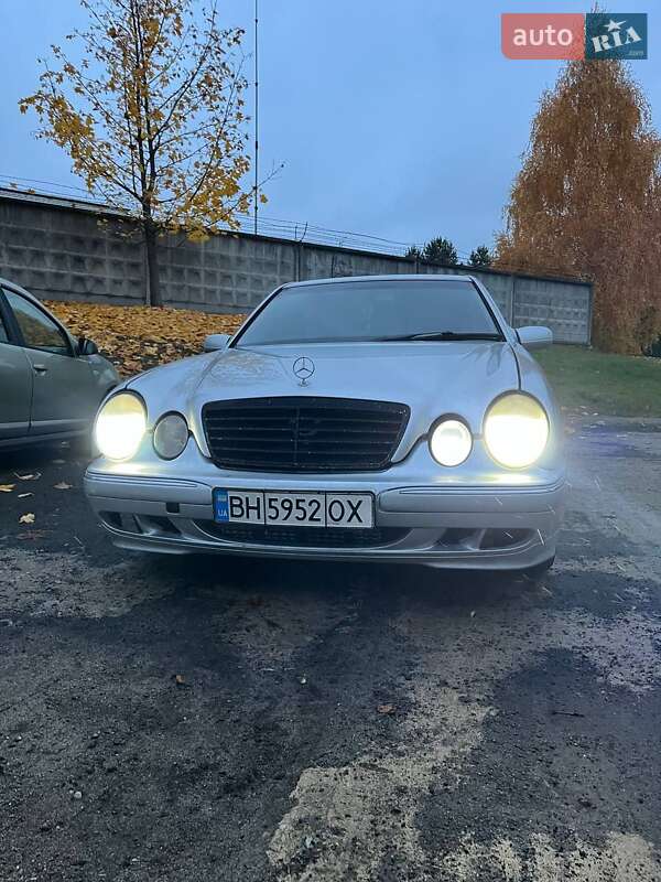 Седан Mercedes-Benz E-Class 2001 в Вараші