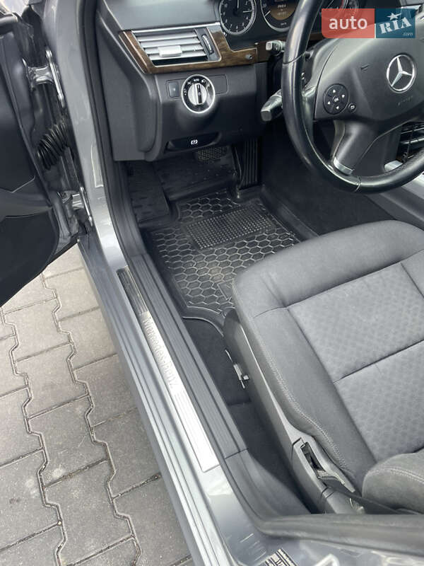 Седан Mercedes-Benz E-Class 2011 в Тернополе