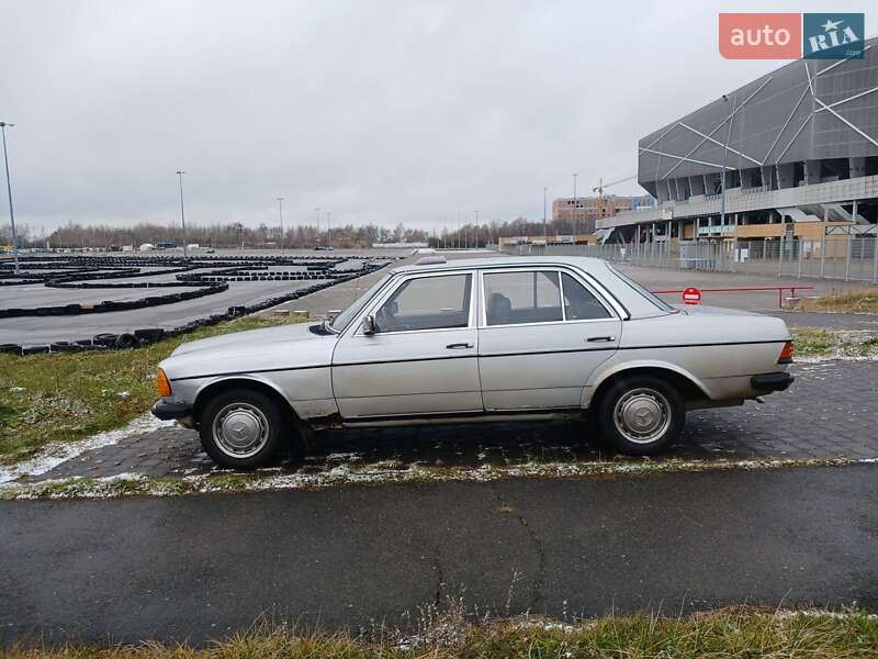 Седан Mercedes-Benz E-Class 1982 в Львове