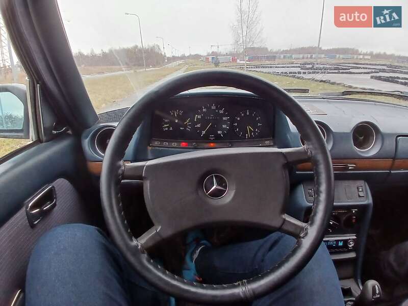 Седан Mercedes-Benz E-Class 1982 в Львове