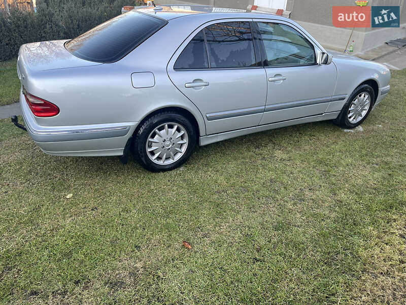 Седан Mercedes-Benz E-Class 1999 в Новоселиці