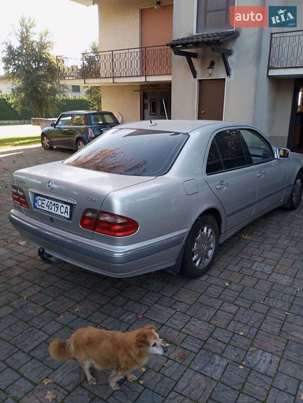 Седан Mercedes-Benz E-Class 1999 в Новоселиці
