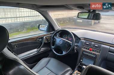 Седан Mercedes-Benz E-Class 2001 в Костополе