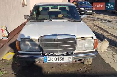 Седан Mercedes-Benz E-Class 1979 в Дубні