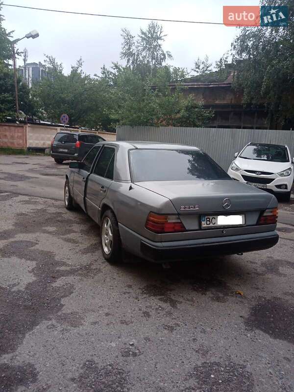 Седан Mercedes-Benz E-Class 1989 в Львове