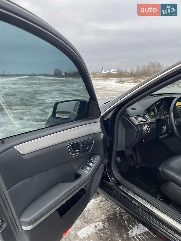 Седан Mercedes-Benz E-Class 2011 в Березному