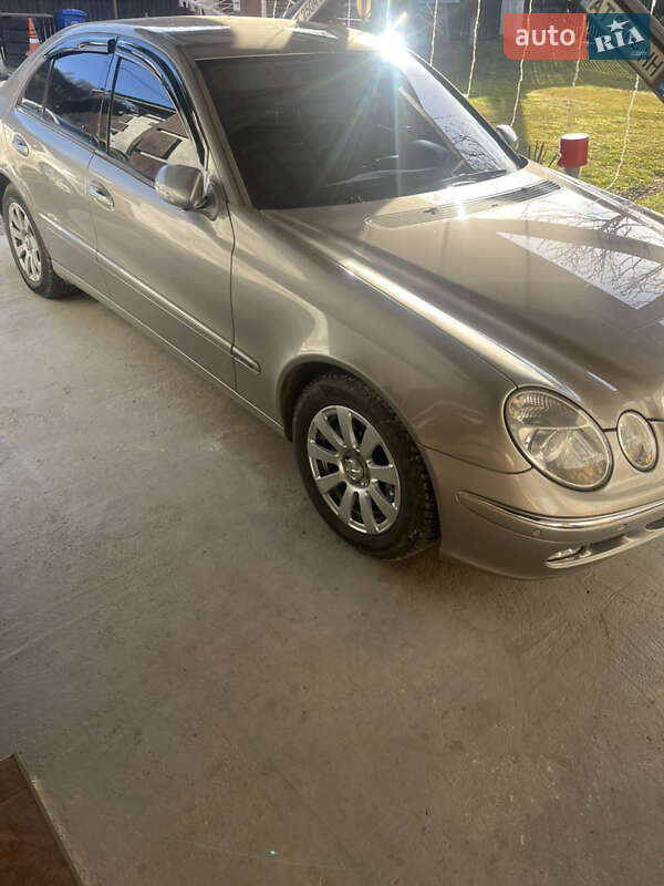 Седан Mercedes-Benz E-Class 2006 в Вижнице