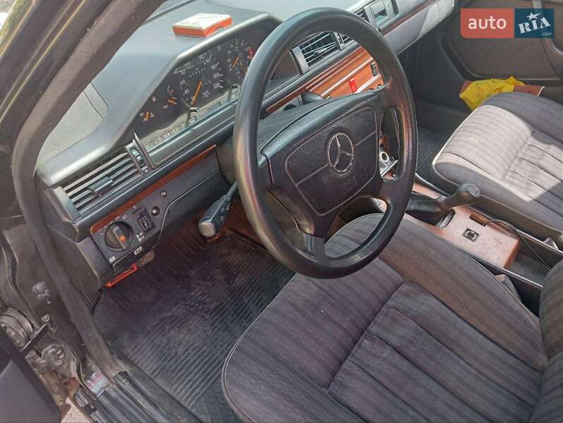 Седан Mercedes-Benz E-Class 1988 в Львове