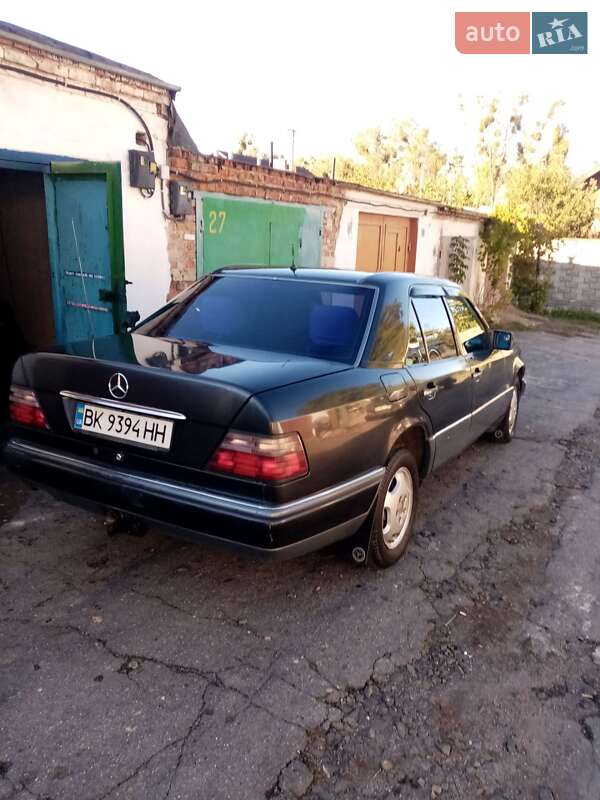 Седан Mercedes-Benz E-Class 1995 в Ровно