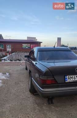 Седан Mercedes-Benz E-Class 1990 в Сарнах