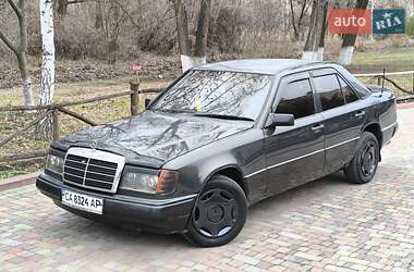 Седан Mercedes-Benz E-Class 1986 в Миргороді