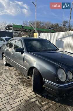 Седан Mercedes-Benz E-Class 1997 в Чернівцях