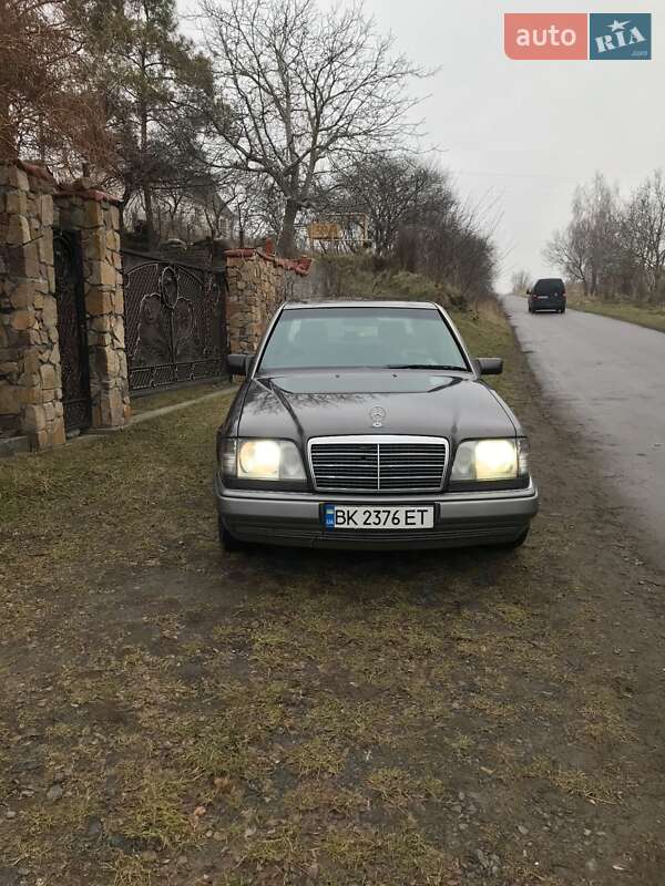 Седан Mercedes-Benz E-Class 1995 в Рівному