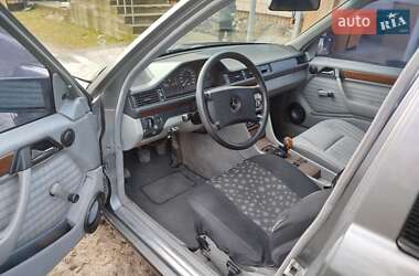 Седан Mercedes-Benz E-Class 1990 в Клевані