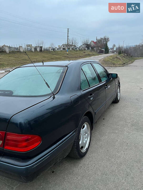 Седан Mercedes-Benz E-Class 1999 в Обухове