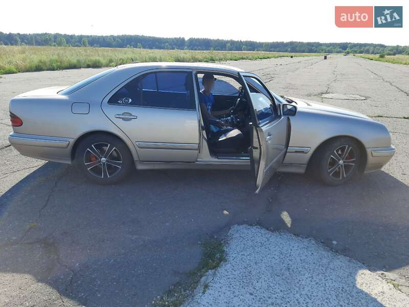 Седан Mercedes-Benz E-Class 2000 в Запоріжжі