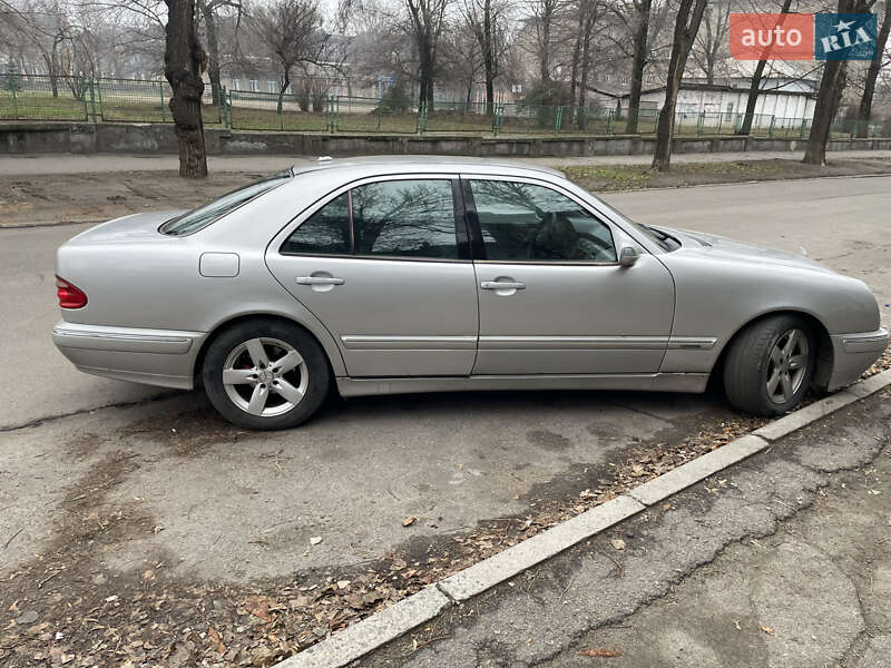 Седан Mercedes-Benz E-Class 2000 в Запоріжжі