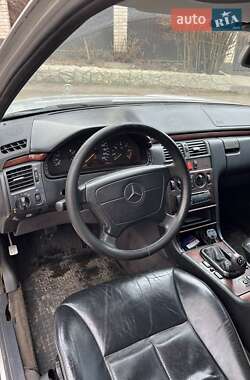 Седан Mercedes-Benz E-Class 1995 в Киеве