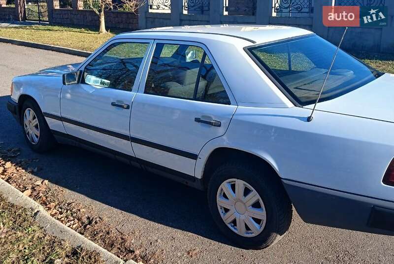 Седан Mercedes-Benz E-Class 1988 в Ровно