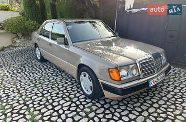 Седан Mercedes-Benz E-Class 1990 в Києві