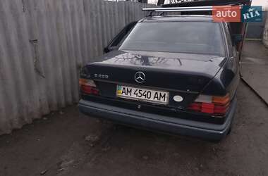 Седан Mercedes-Benz E-Class 1988 в Чигирину